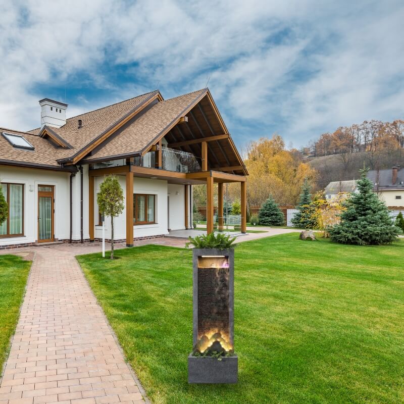 Zahradní dekorační fontána v kamenném a elegantním stylu